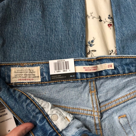 Aritzia Levi’s Wedgie Jeans - Picture 5 of 8